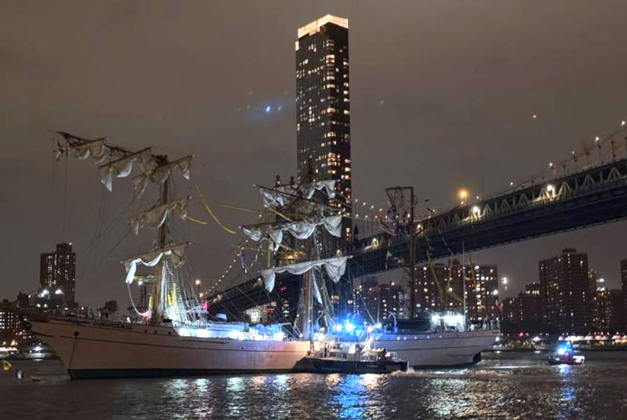 ARM Cuauhtémoc and the Brooklyn Bridge